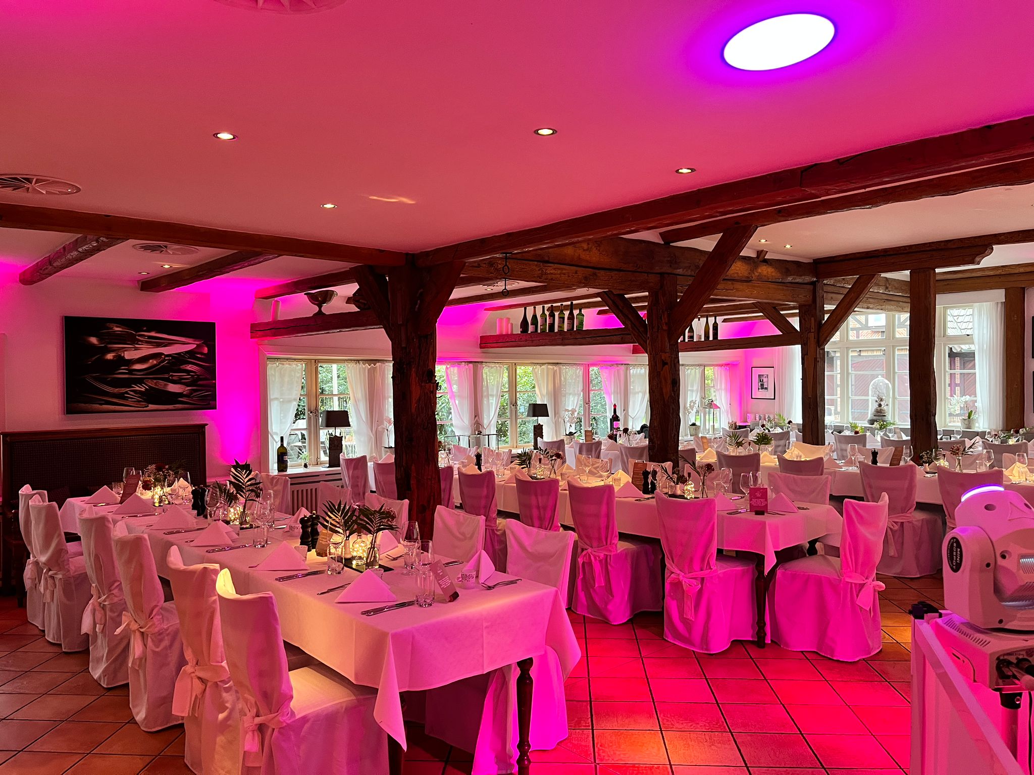 Festsaal mit pinken Lichtakzenten